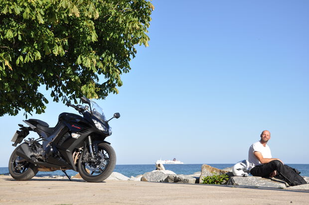 Biker ist bei den Motorradtouren an der Ostseeküste 
