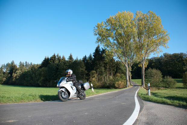 Biker fährt bei den Motorradtouren durch Hunsrück