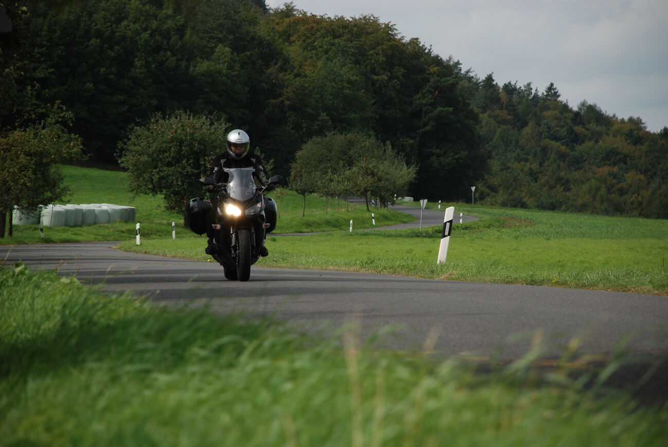 Biker fährt auf der Motorradtour Odenwald und Spessart über eine Landstraße