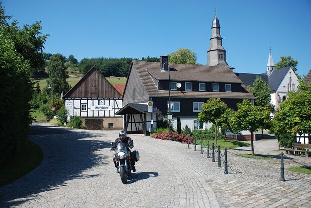 Biker fährt bei den Motorradtouren durch das Sauerland