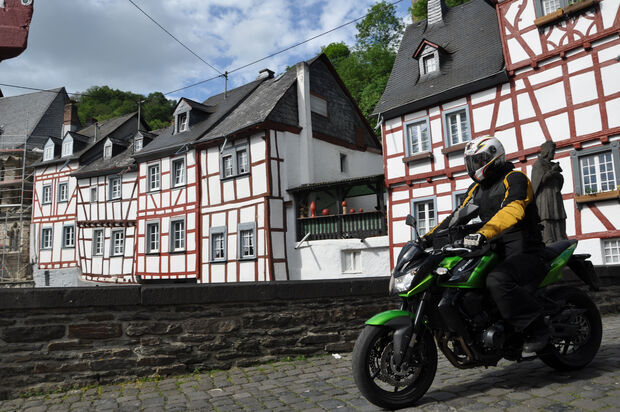 Biker fährt bei den Motorradtouren durch die Eifel