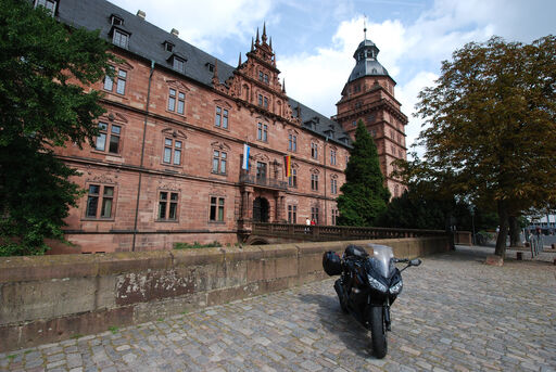 Bike steht bei der Motorradtour Oldenwald und Spessart vor dem Schloss Johannisburg