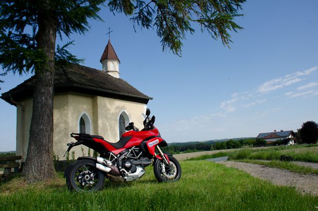 Biker fährt bei den Motorradtouren durch Chiemgau