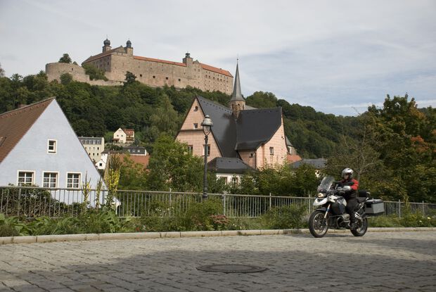 Biker fährt bei der Motorradtour durch Oberfranken