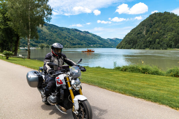 Biker auf der Motorradtour an Donau, Inn und Salzach