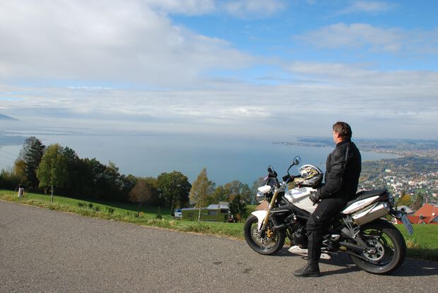 Biker hält bei seiner Motorradtour am Bodensee
