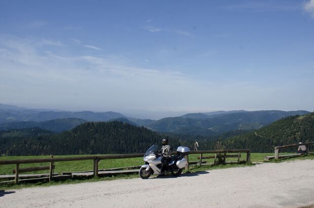 Biker fährt bei den Motorradtouren durch den Schwarzwald