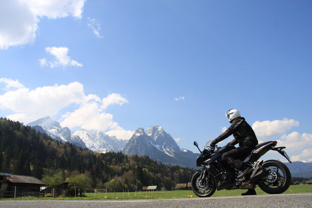 Biker fährt bei den Motorradtouren an der Zugspitze