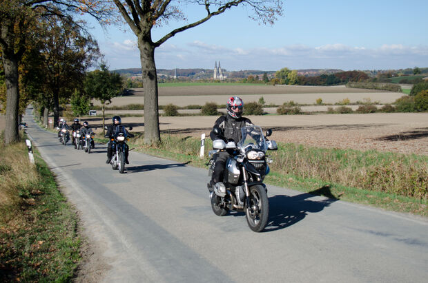 Biker fahren bei Motorradtouren im Münsterland auf Landstraßen